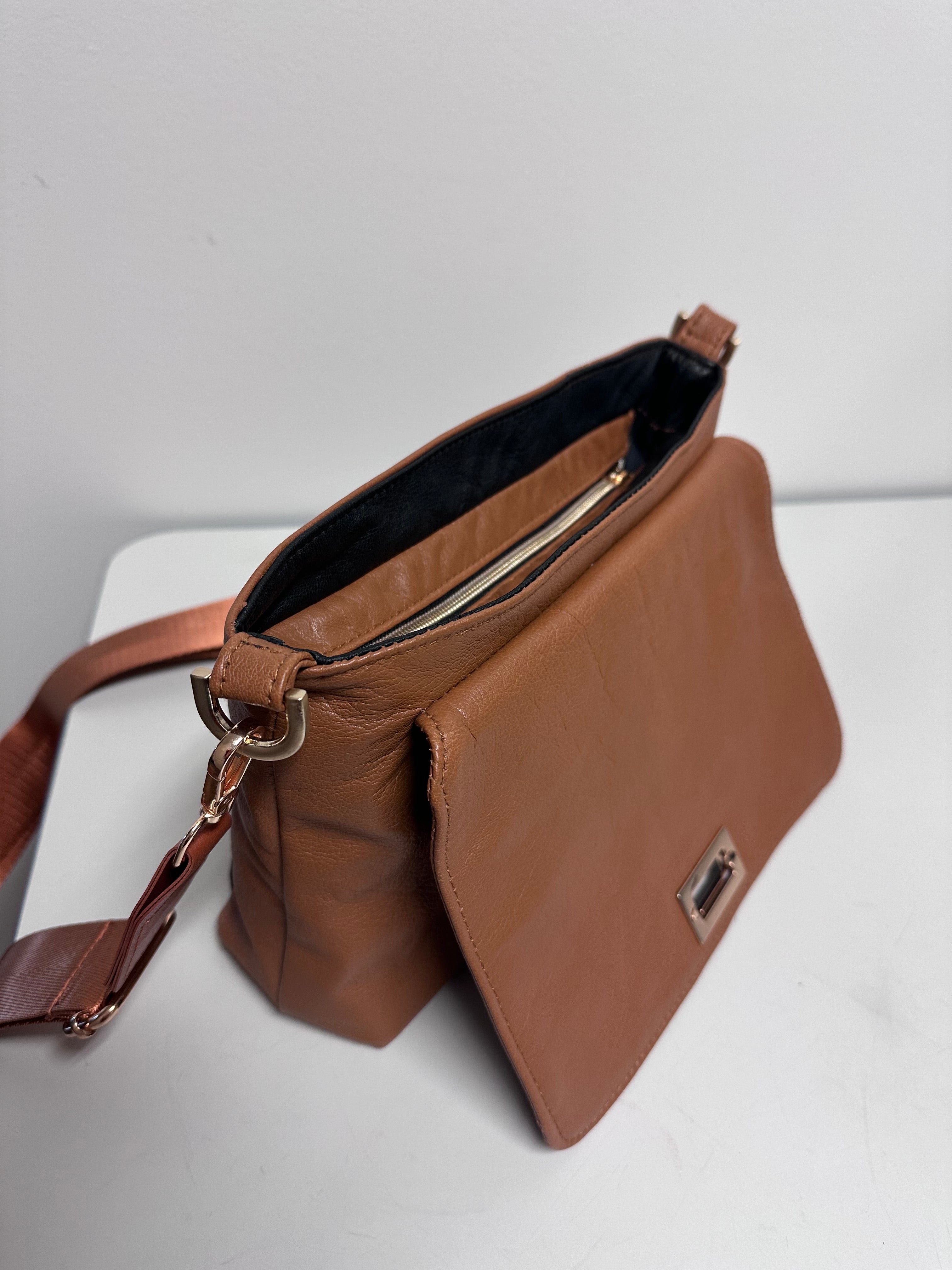Real Leather Classic Flap Bag – Elegant Everyday Crossbody
