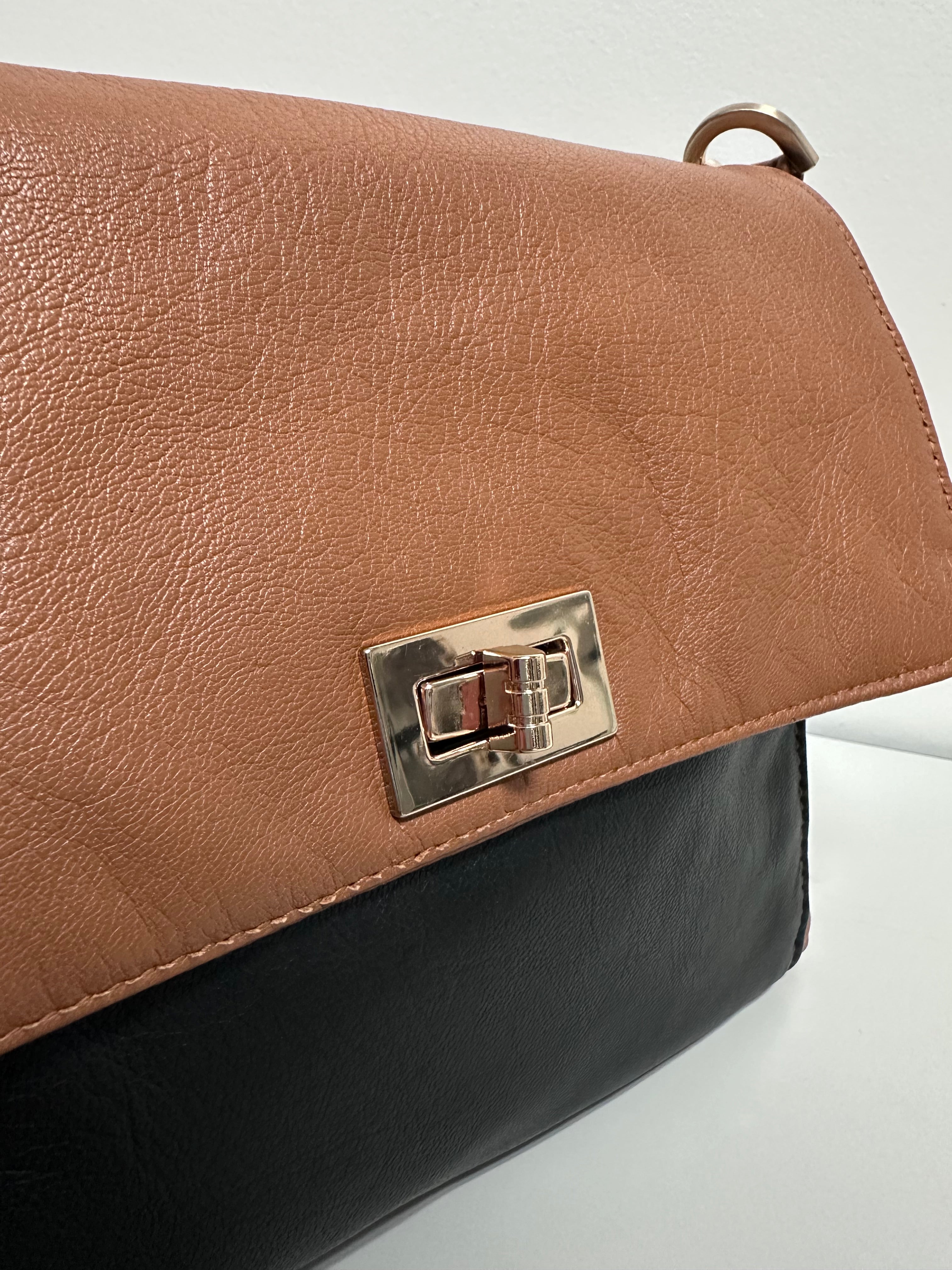 Real Leather Classic Flap Bag – Elegant Everyday Crossbody
